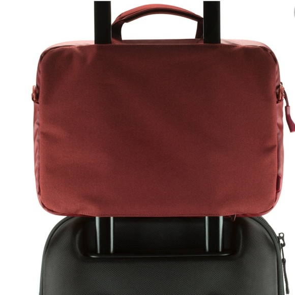 Incase 15*11” Laptop shoulder bag - Burgundy - Picture 9 of 11